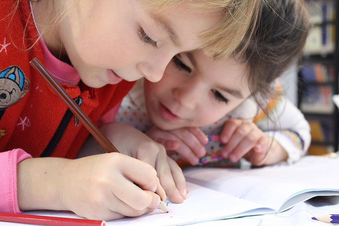 Hypnose et difficultés scolaires : un soutien qui peut tout changer